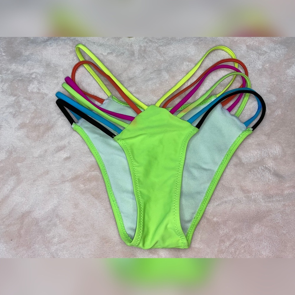 Bikini - Picture 5 of 11